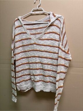 5/$35🐛 Roxy Striped V-Neck Sweater in Cream, Rust and Gold